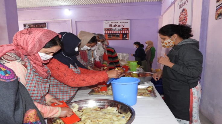 ncsad72's tweet photo. #JammuAndKashmir #JammuKashmir @NorthernComd_IA @adgpi
To promote employment generation for local women,  Army in collaboration with ASEEM foundation, a Pune based NGO, opened “Aaghaaz Bakery” at Faislabad in Poonch. Initially 4 local women trained and employed in the bakery. https://t.co/5cb378sTOt