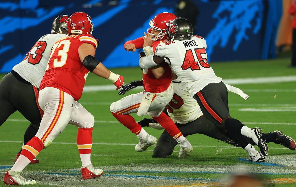 ESPNInsights's tweet photo. Patrick Mahomes was pressured more in this game than any QB in Super Bowl history (29), passing the record of 25 by Jim Kelly in SB XXVI.

Tom Brady faced his fewest pressures (4) in any Super Bowl of his career https://t.co/CnRaG7gR5s