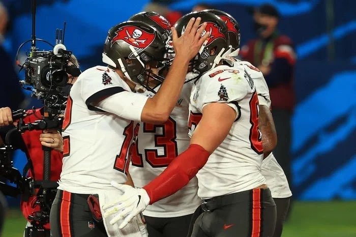 andreafader's tweet photo. @TomBrady and Gronkowski do it again!!!! https://t.co/NOaHLApOTu