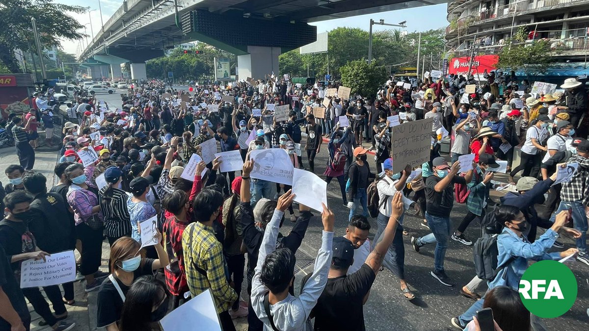 ရန်ကုန်မြို့၊ မြေနီကုန်းမှာ တွေ့ရတဲ့ ဆန္ဒပြလူငယ်တွေပါ။ လူဦးရေကတော့ တစ်ဖြည်းဖြည်များလာနေပြီဖြစ်ပါတယ်။