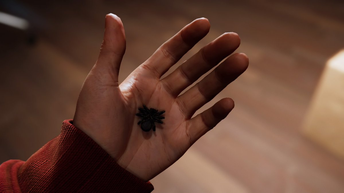 паук который укусил питера паркера. паук который укусил питера паркера. радиоактивный паук кусает питера паркера. реактивный паук. паук укусивший питера паркера в фильме.