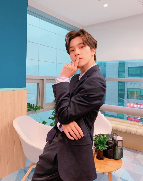 HENDERYFEED's tweet photo. Suit &amp; Tie🕶 #WayV #HENDERY ♡ #黄冠亨 https://t.co/L8Jeu8WSkM