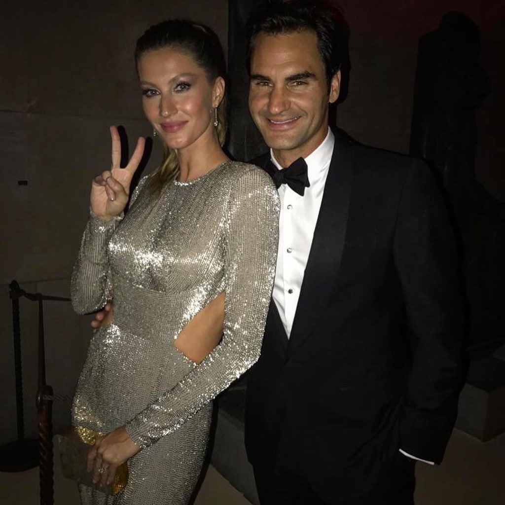 rogerfederer's tweet photo. @giseleofficial ✌️plus 🖐 equals 7. What an inspiring achievement. @TomBrady Age is just a number 🐐🏆 #TB12 https://t.co/R4j06LCls7