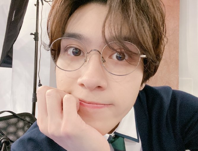 HENDERYFEED's tweet photo. Hendery +👓 = 😍 #WayV #HENDERY ♡ #黄冠亨 https://t.co/nCEkrXkHE5