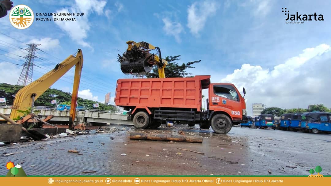 dinaslhdki's tweet photo. #PasukanOrangeDLH lakukan penanganan sampah kali, agar tidak menghambat aliran.

📍 Kali BKB Jembatan Besi, Tambora, Jakarta Barat.

@aniesbaswedan @BangAriza @DKIJakarta https://t.co/7GNntqEtJu