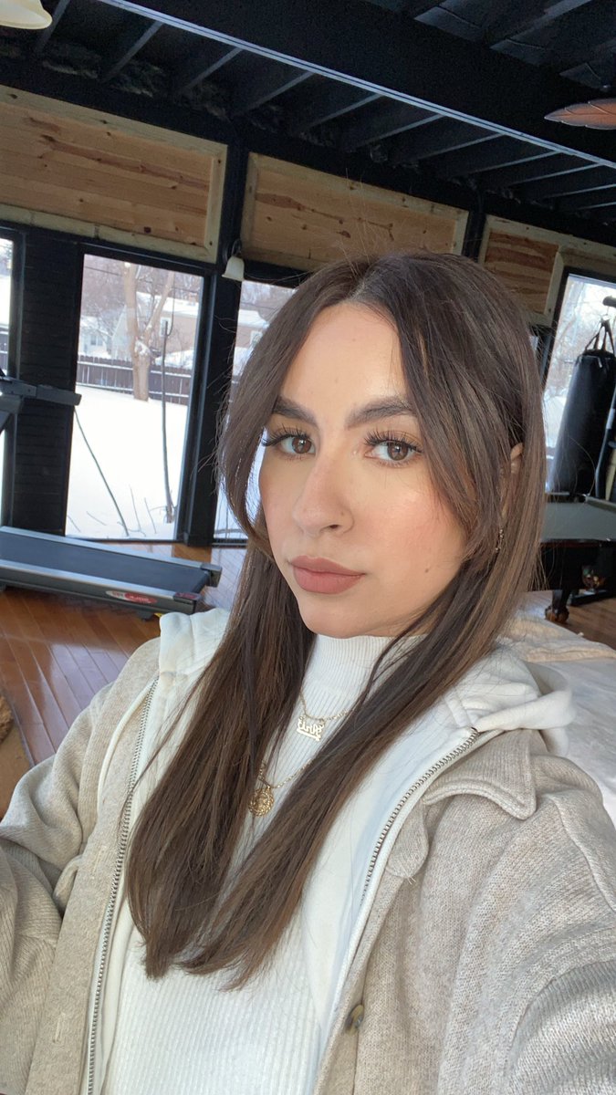 lesvg10's tweet photo. Any recommendations for these fly aways? 🥺 https://t.co/x9YZ898TSZ