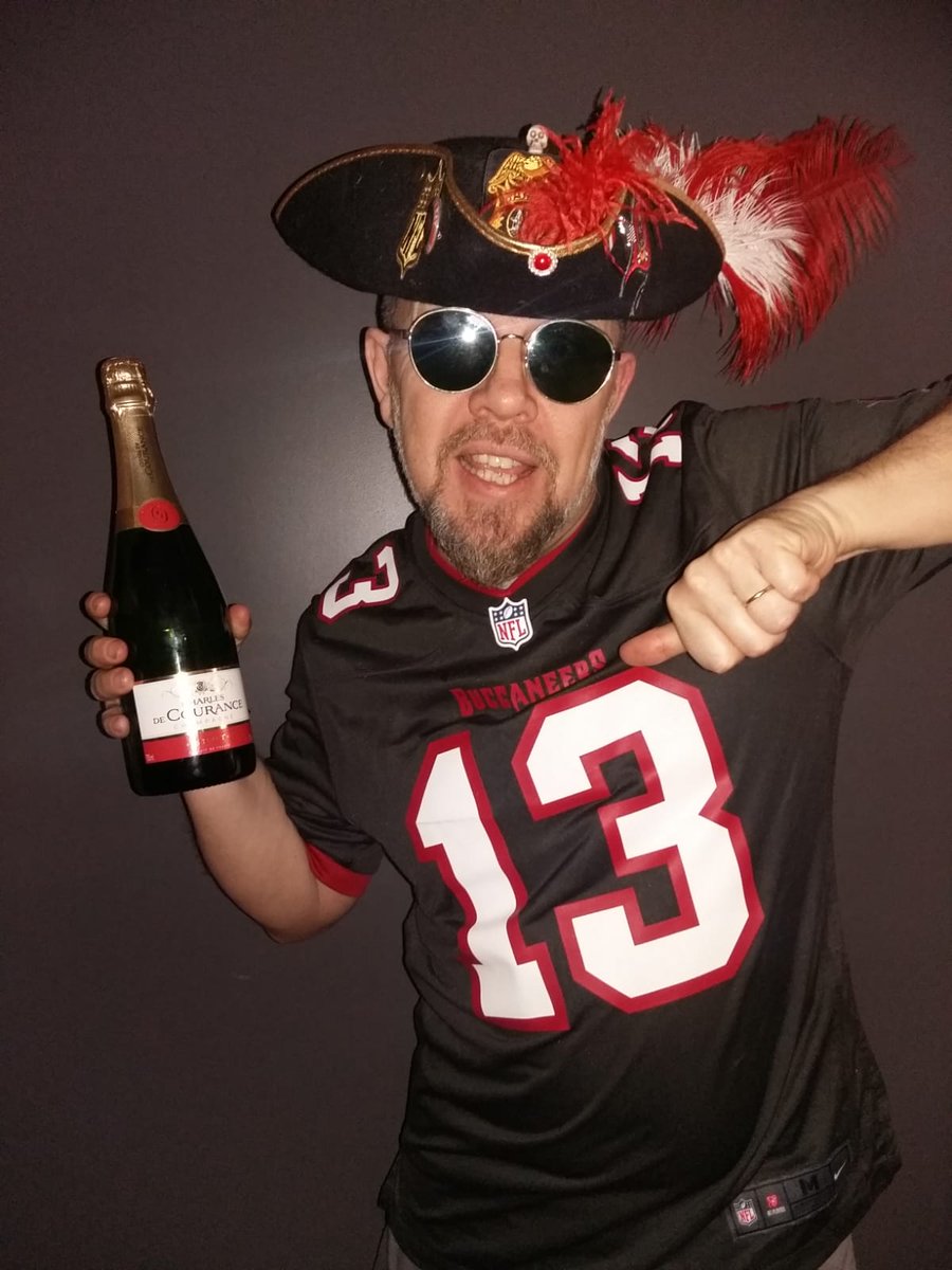 Trickster11Bucs's tweet photo. THANKS THANKS 💖💖🏈🏈🇫🇷🇫🇷 LA FRANCE AIME LA NFL ET LES BUCS @BigBucNasty #GoBucs  #equipeNFL  @Cory_Hays407 @Lou_Port_Richey @Buccaneers @deez_bucz69 @MikeEvans13_ @DevonGarnett https://t.co/gkwSyuIsDU