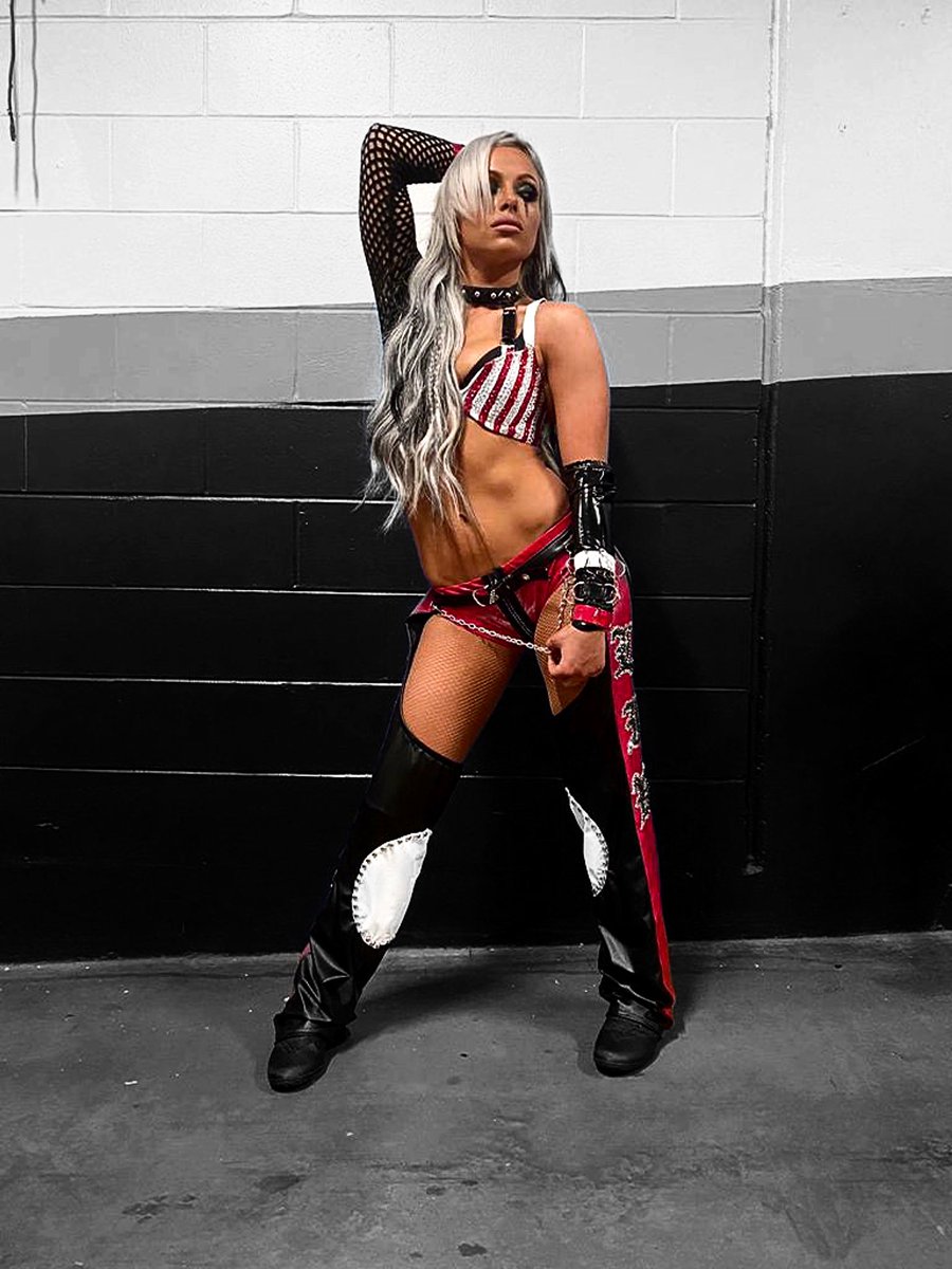 sethrollins28th's tweet photo. I never knew liv morgan had a shawn michaels vibe @YaOnlyLivvOnce #SmackDown https://t.co/vBq8Du5YV3