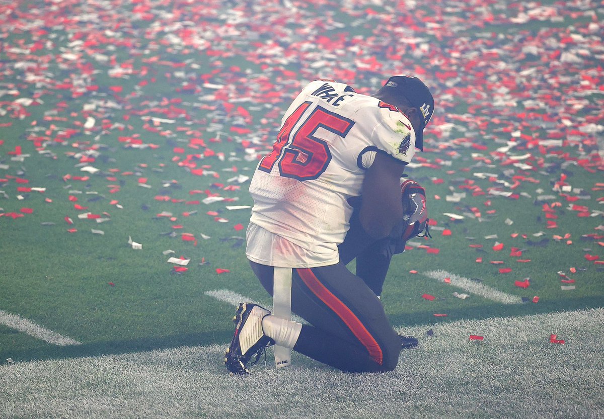 BleacherReport's tweet photo. Nothing like winning the Super Bowl 🏆 @brgridiron https://t.co/rkwSm3JF9g