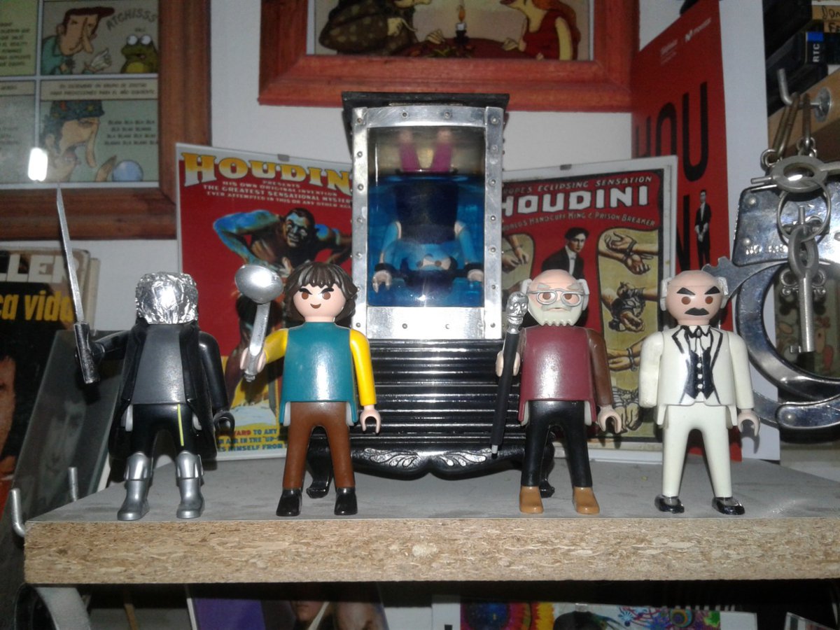 EstebanManazza's tweet photo. Mini Museo Manazza
#HarryHoudini
#AaronCrow
#UriGeller
#JamesRandi
#RenéLavand
---------------
#Ilusionismo #ReneLavand #Nosepuedehacermaslento #Houdini #MiniMuseo #MiniMuseum #PlaymobilCustom #Mentalism #PlaymobilCustomized #Playmobil #Magician #Magicians #Magic #EstebanManazza https://t.co/uNAldxzRte