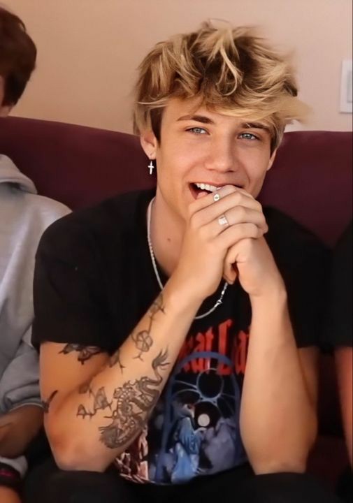 jaopoetts's tweet image. happy birthday jaden!
 thanks for being the most amazing person ,you saved me and have saved me every day, i will always be by your side I love you and I am very proud of you ,  you will conquer the world enjoy your day a lot, I love you 🖤🖤🖤🖤#happybirthdayjxdn
@jadenhossler