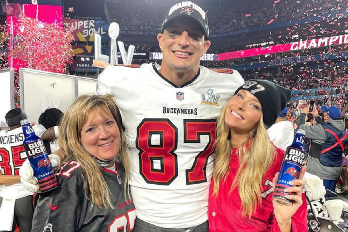 Camille Kostek cheers on boyfriend Rob Gronkowski after Super Bowl 2021 win