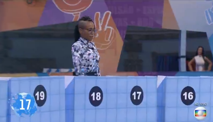 ElanaValenaria's tweet photo. Karol não estava na marca quando escolheu o número. Infringiu a regra. PODE CANCELAR a prova!!!  #BBB21 https://t.co/JL6tTURuPt