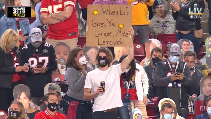 VicMumu's tweet photo. Dude with the sign fue el mejor anuncio del Super Bowl sin pedos
#BudLightFunFans https://t.co/13c9quWSrO