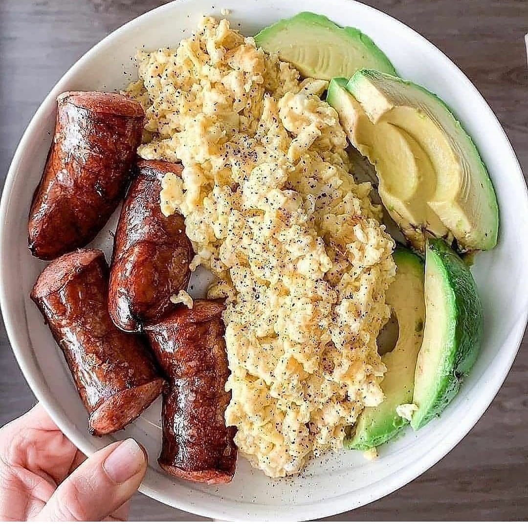 quay_thi's tweet photo. Easy breakfast plate from @kaylajchandler 👌 Sausage, scrambled eggs and sliced avocado 🤤 it’s simple yet so filling and satisfying!  Tag a friend who needs to make this easy and delicious meal. @ketodietkiet 
📸Credit - @kaylajchandler ⁣
#ketosnacks #ketodinner #ketogenic https://t.co/JVmSCOxdYh