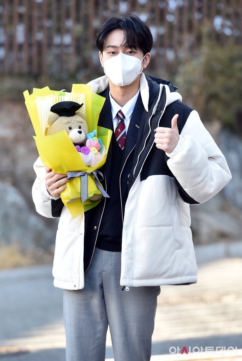 yooS2ho's tweet photo. 선호랑 너무 잘 어울려서 뿌듯하다🧸💛
졸업 축하해 선호야💖 https://t.co/cuKgs0x4ex