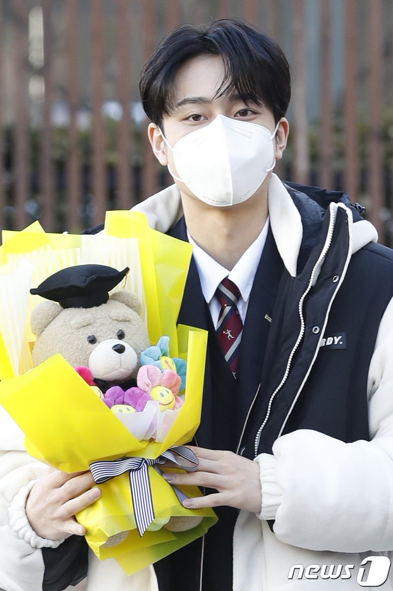 yooS2ho's tweet photo. 선호랑 너무 잘 어울려서 뿌듯하다🧸💛
졸업 축하해 선호야💖 https://t.co/cuKgs0x4ex