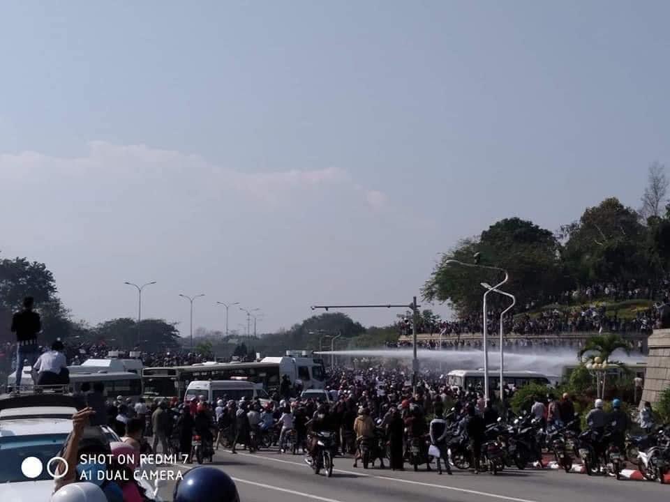 23S4V4G3's tweet photo. @USEmbassyBurma Water Cannons are used to disperse demonstrators in Naypyitaw within 10am and 10:30 am today. Journalists from Naypyitaw said it was “non-stop” for 30mins. But now it’s stopped. #WhatsHappeningInMyanmar

Crd Mratt Kyaw Thu https://t.co/qPpAyNRs20