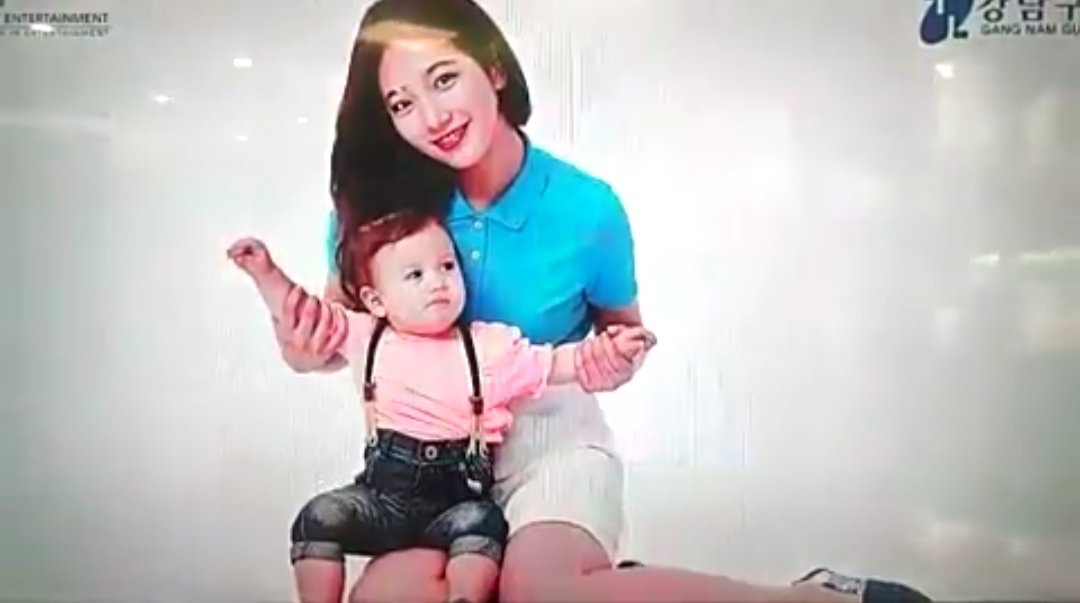 suzycontents's tweet photo. [old screencap] baby suzy holding a baby

#suzy https://t.co/CUjQWOcSdu