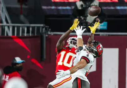 AlvaroNFLMartin's tweet photo. .@pfref: los @Chiefs en el #SBLV son el tercer equipo en la historia del #SuperBowl que es incapaz de anotar touchdown alguno. Los otros dos: los Dolphins en el #SBVI y los Rams en el #SBLIII. https://t.co/XD8Ca1chZh