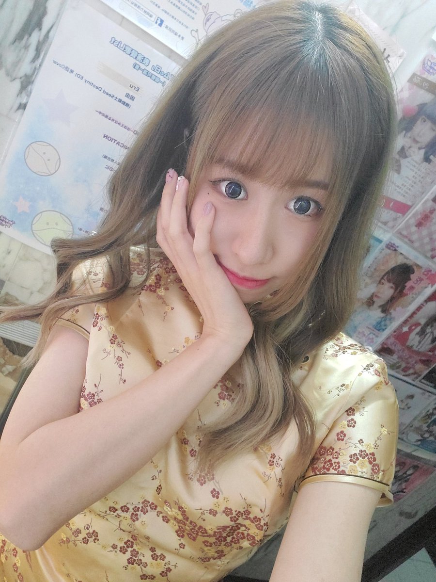 kuyumi_seishun's tweet photo. こんにちは♪ 月曜日になったわ(ฅ´ω`ฅ)
そして 昨日のチャイナドレス姿のみんぱー先生でした💖
金色と紫 どっちがお好みですか🥰
#青SHUN学園 #みんぱー先生 #くゆみ #MaidPlanet #香港 https://t.co/zldk5ZLKXH