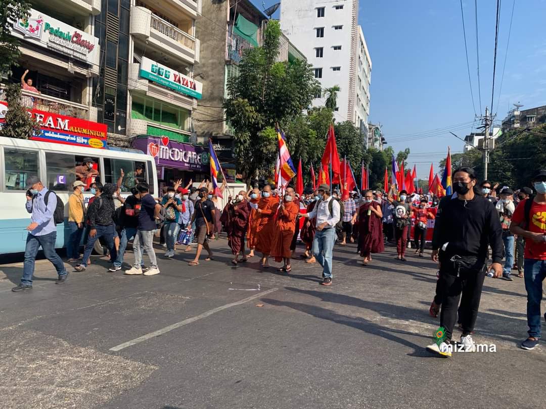 DedicatedToKAI's tweet photo. Even buddhist monks are participating in protest against despotic military dictatorship. Buddhist monks really want to live in peace but they can't help but participate now. Myanmar really needs democracy back.
#WhatsHappeningInMyanmar 
#Feb8Coup 
#AungSanSuuKyigovernment https://t.co/KZ734fTBVU