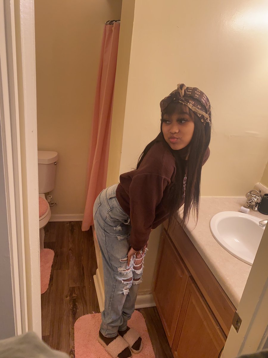 bizzyfromda5's tweet photo. Twitter is just ..problematic Chile😂 https://t.co/t4ppBJiT95