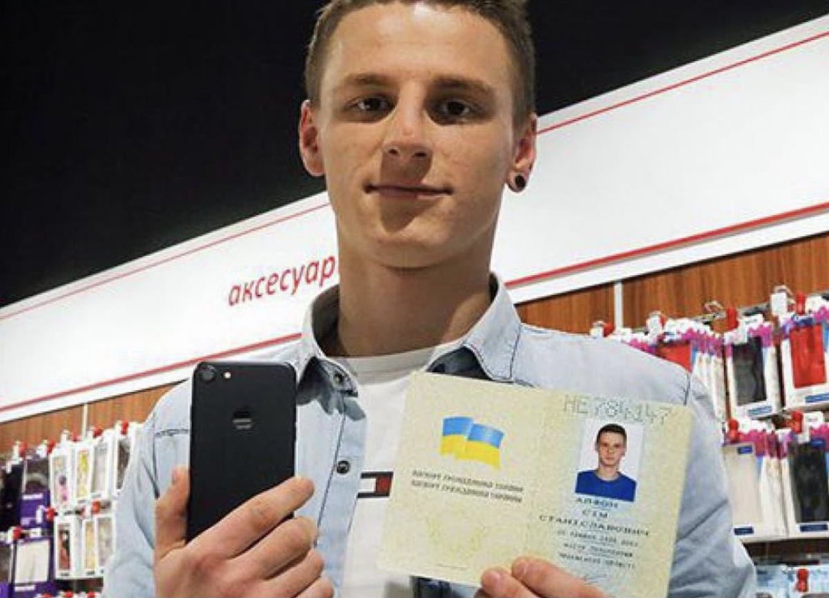 Em 2016,um homem ucraniano decidiu mudar oficialmente seu nome para iphone 7.Ele tomou essa decisão quando uma loja de eletrônicos prometeu dar o celular mais recente da apple para quem fizesse essa mudança ,então Olexander Turin oficialmente se tornou iphone 7.