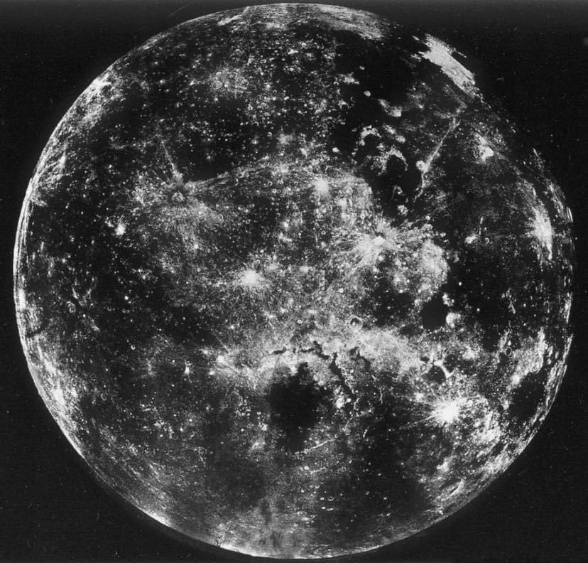 Astrofsica1's tweet photo. La primera fotografía astronómica de la Luna fue capturada en 1840 por el profesor de química William Draper. https://t.co/DGCvqRJsEc
