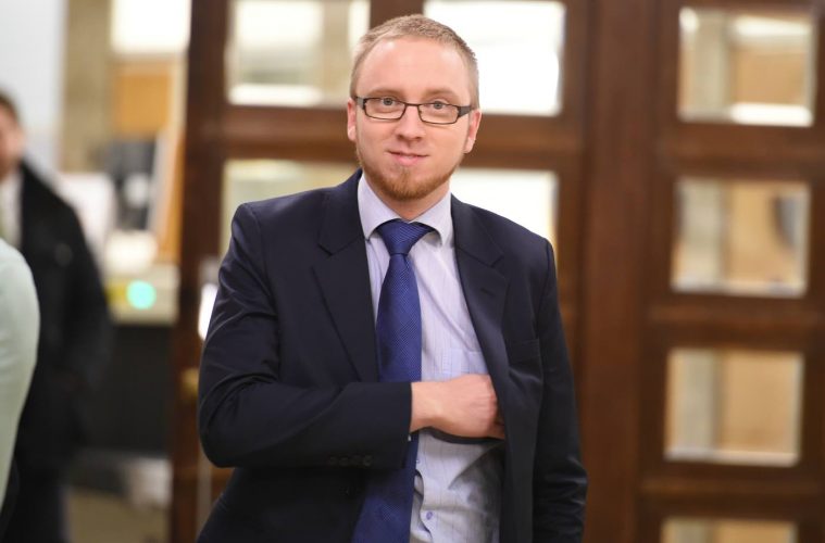 Simon Elo kuvaa, miten perussuomalaiset vyörytettiin Suomen Sisun työkaluksi kansanuutiset.fi/artikkeli/4432…