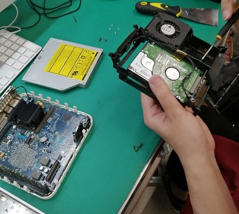 MaclabM's tweet image. Mac mini G4 2005年モデルのSSD換装を承りました。このモデルは、IDEタイプのHDDが搭載されており、SSDへ換装するには少々工夫が必要となります。2.5inchタイプのSATA SSDを搭載するには、変換アダプタ（ゲタ）が必要となります。SSDへ換装することで、HDDに比べてかなり高速にはなりました。#MacLab