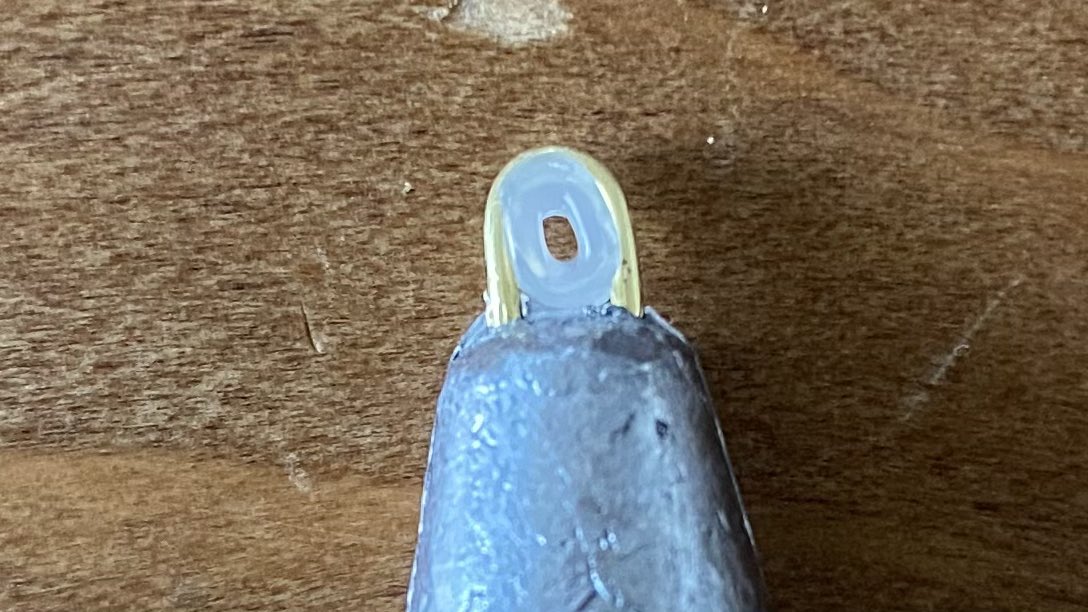 のんびり釣り日和 ロックフィッシュいい季節です ビフテキリグを自作 普通に買ったら1つ100円 250円するけど自分で作ったら40円から80円でおさえられちゃう ˊᵕˋ ナス型オモリのアイをちょいと細工してラインに優しく仕上げてみた٩ ˊᗜˋ و 釣り 釣り