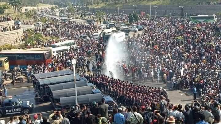 Dee52231137's tweet photo. In Naypyitaw, captial city of Myanmar, WITHOUT WARNING police used water pressure truck & made harmful to the people who were demonstrating peacefully.
#RejectTheMilitary
#AgainstCoup
#FreedomDemocracy
#HearOurVoicesOfMyanmar https://t.co/tVQBMfuPC3