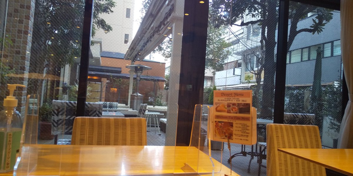 ホテルローズガーデン新宿 本日は底冷えしますね 皆様も体調にはお気をつけください 当ホテルのフレンチイタリアン In The Garden 135 感染予防のアクリル版ごしにも しっかりとガーデンテラスを眺めて頂けます テラスでランチ 感染予防 ホテル