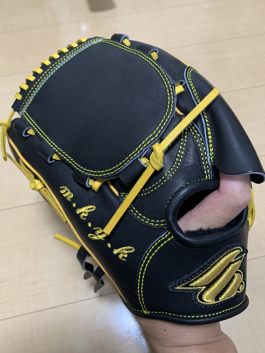 kyoheimuranaka's tweet photo. 今年もFROM BASEさんから提供していただきました！
グローブを革もいいですし、デザインもかっこいいです！個人的に初めてライナーバックにしてみました。
#FROMBASE https://t.co/GJ27jnTwdv