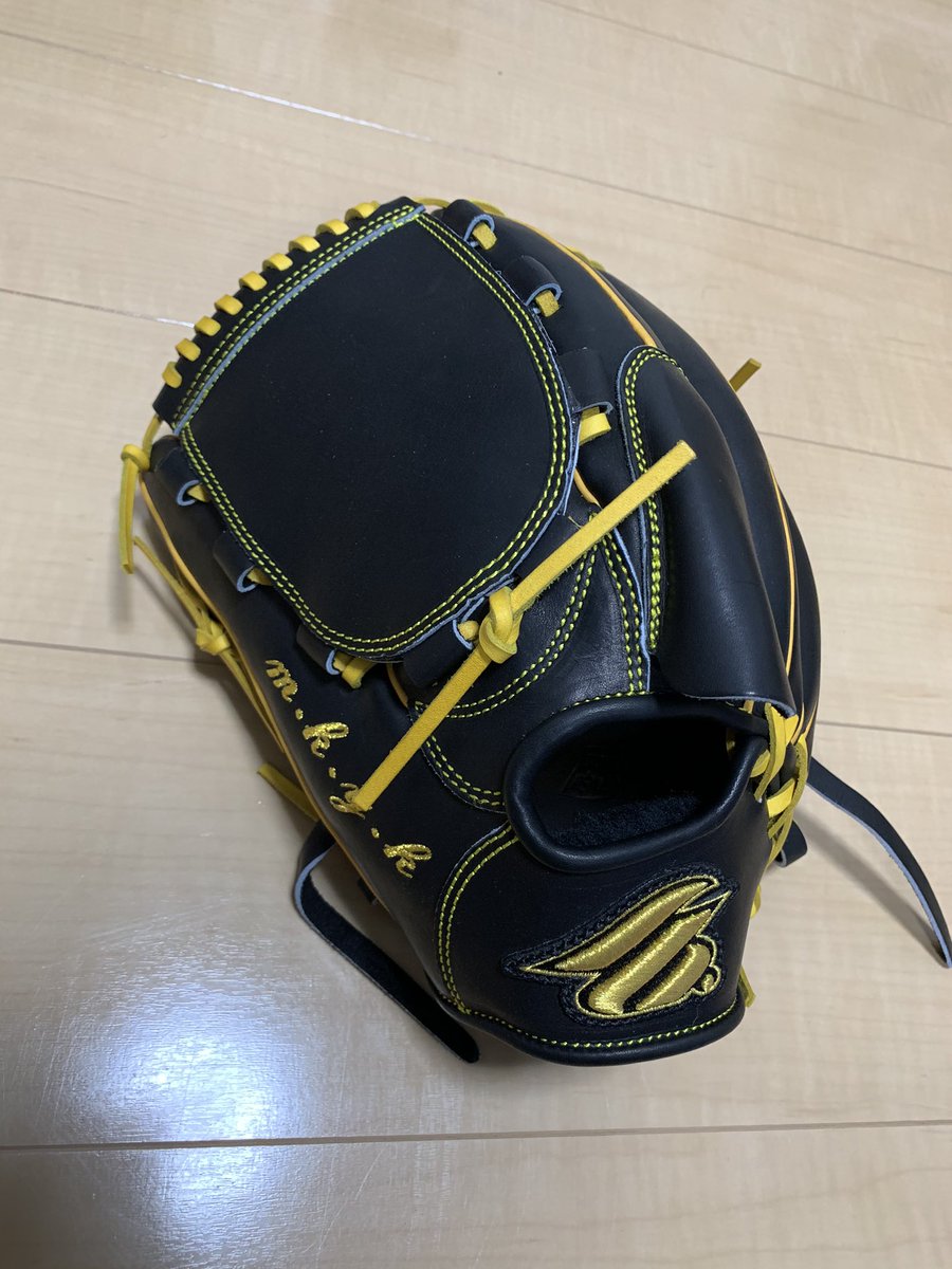 kyoheimuranaka's tweet photo. 今年もFROM BASEさんから提供していただきました！
グローブを革もいいですし、デザインもかっこいいです！個人的に初めてライナーバックにしてみました。
#FROMBASE https://t.co/GJ27jnTwdv
