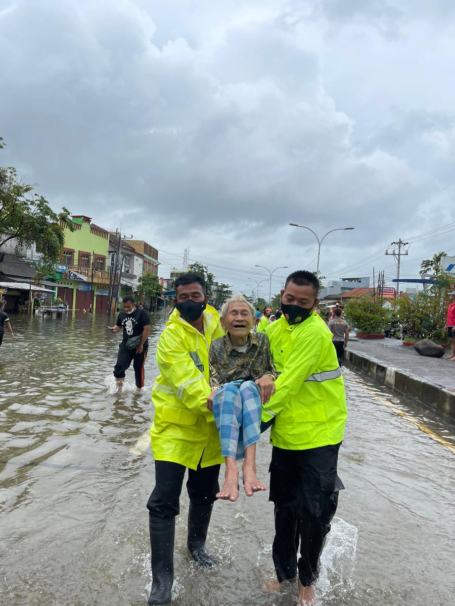 Dikepung banjir, Personel Polri sigap melakukan evakuasi didaerah rawan serta melakukan berbagai upaya pelayanan kepada masyarakat terdampak.

#AksiPolriSiagaBanjir