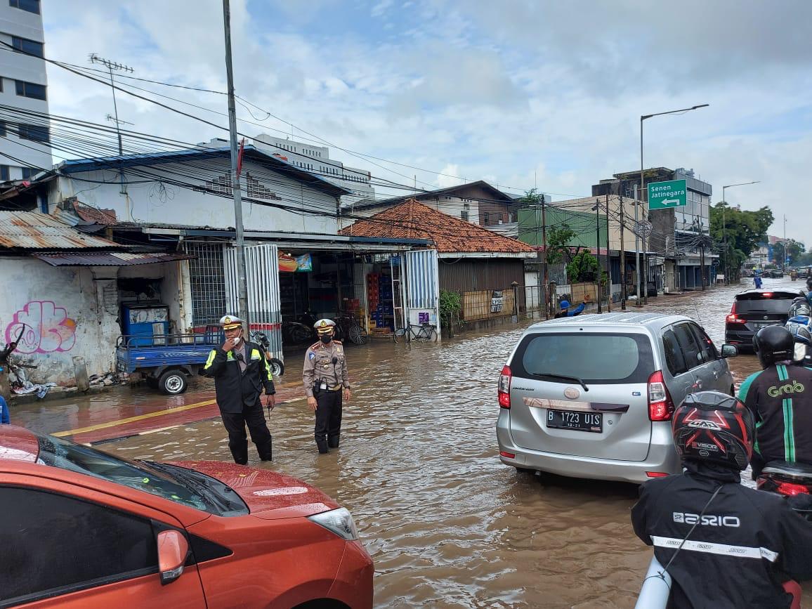 Personel Polantas melaksanakan pengaturan lalulintas ditengah genangan air untuk memastikan situasi lalulintas masyarakat tetap berjalan aman dan lancar. 

#AksiPolriSiagaBanjir