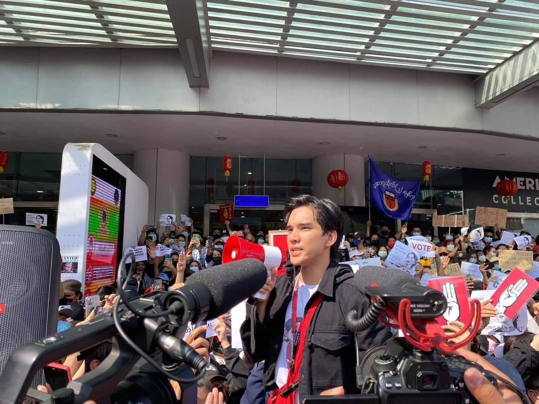 hoperighthere94's tweet photo. Myanmar celebrities join the rally to protest against military coup
GIVE BACK DEMOCRACY
#WhatsHappeningInMaynmar
#FightForDemocracy
#SaveMyanmar
#CivilDesobedienceMovement
#ProtestagainstMilitary
#RejectMilitaryCoup https://t.co/LUAoDy62DX