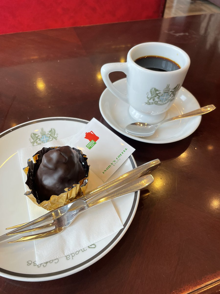 坂井希久子 本日のちょっといっぷくはイノダコーヒー ケーキはラムロック お酒に弱い私ならちょっと体がポカポカしてくる程度にラムが効いております うまうま