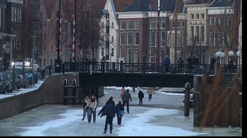 Er komt een vaarverbod in de Groningse Diepenring. Op die manier kan het ijs aangroeien en voorkomen we schade door kruiend ijs later in de vorstperiode. Gaat in de loop van morgen in.