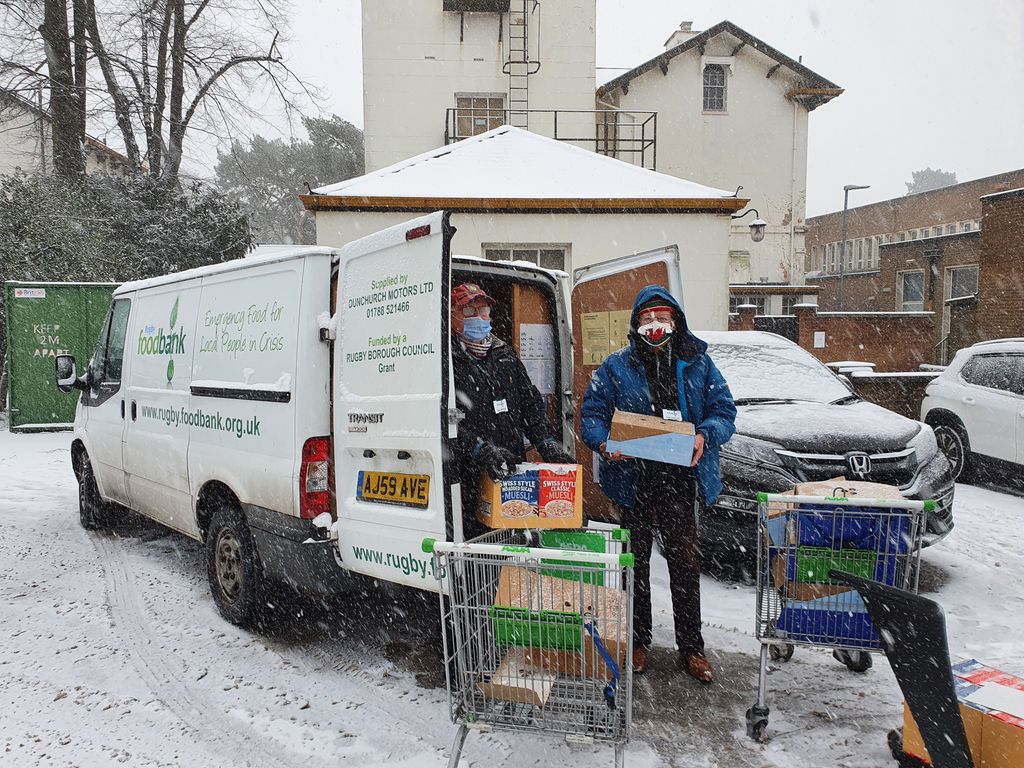 RugbyFoodbank's tweet image. Wow, what dedication! 👏💪 Here&apos;s two volunteers bringing back food collections from the supermarkets in the snow. #volunteers #dreamteam #hungerfreefuture #staysafeoutthere
