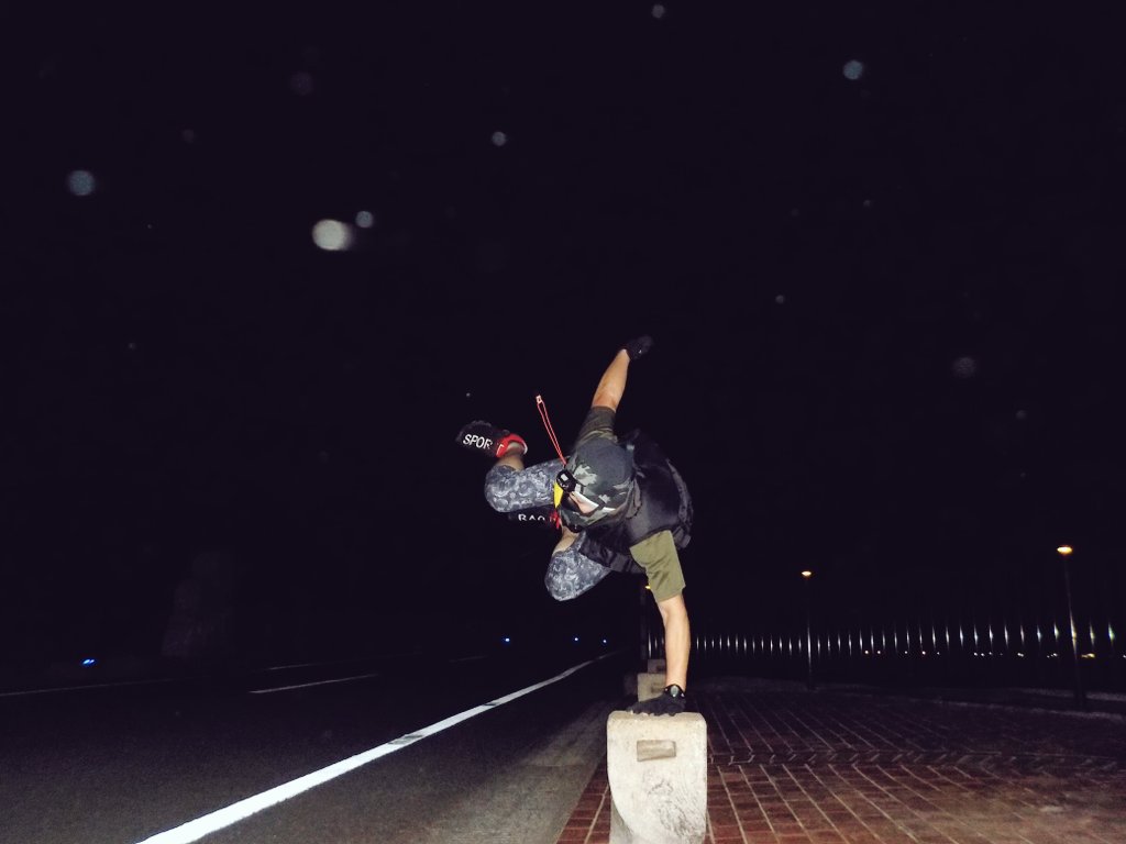 monkey4mountain's tweet photo. 🕸️ Days are getting longer...🌎🌏🌍🕷️
#Training 
#TrainingSunday
#TrainingMonday
#TrainingMask
#7kg
#WeightJacket
#Running https://t.co/XrAO7dKOyL