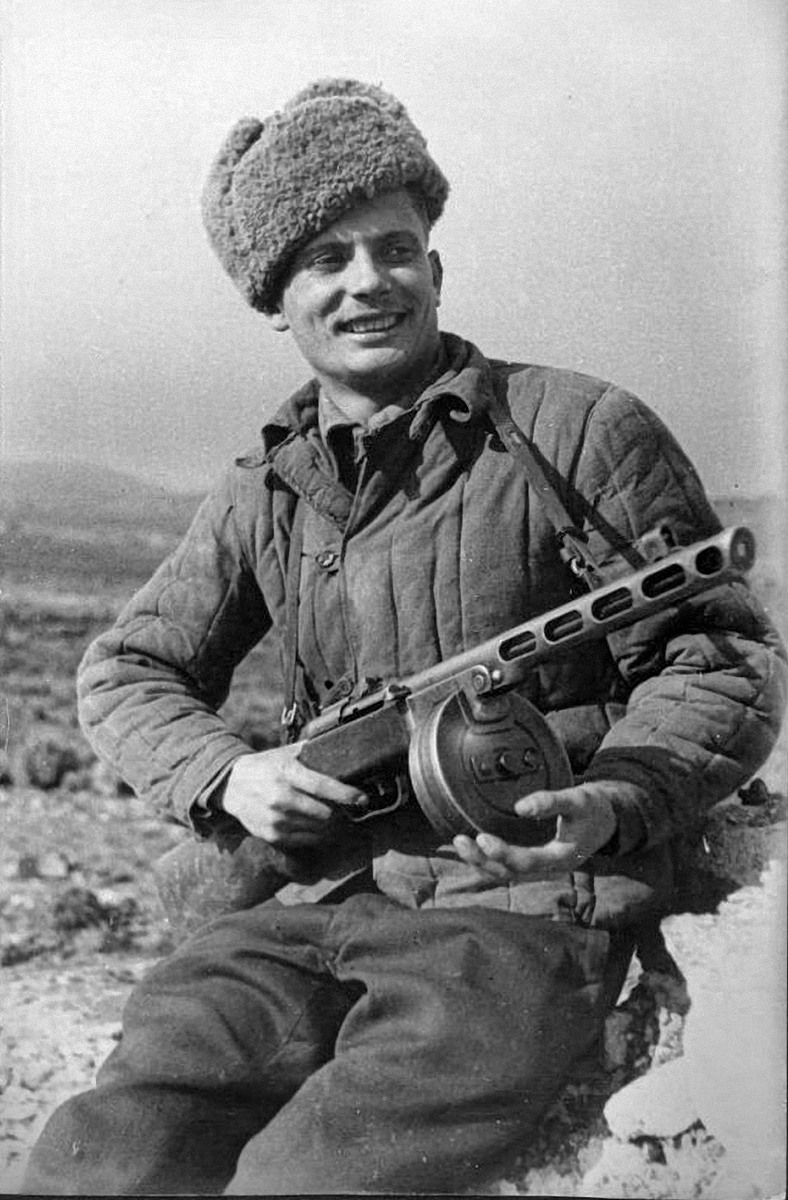 Заместитель командира взвода 369-го отдельного Керченского Краснознамённого батальона морской пехоты ВМФ СССР старшина 1-й статьи Фомичёв. Отдельная Приморская армия, 5 февраля 1944 года.