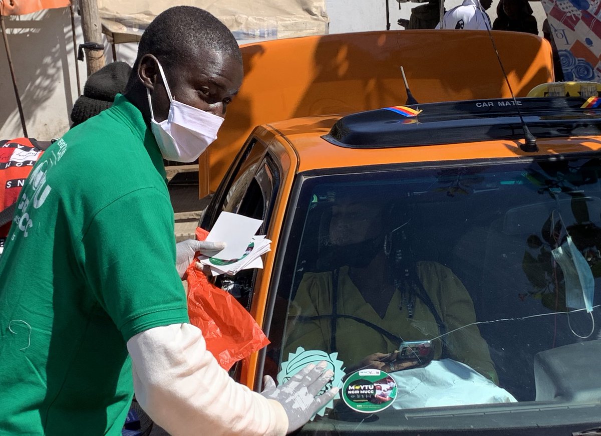 REVOCAP's tweet photo. #MoytuNgirMucc
Week-end de sensibilisation et de distribution de kits sanitaires à Bargny et Grand-Yoff.
7000 masques ont été distribués par le #REVOCAP avec l’appui des 100 volontaires de la commune de Bargny et And Defar Sunu Gox de Grand-Yoff.
#AndXeexCorona https://t.co/NNvlrFqJm2