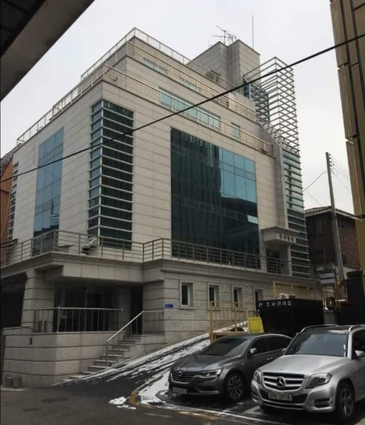 THEY CAME FROM SMALL COMPANY THAT ALMOST NEAR BANKRUPT AND BEING CUT FROM BROADCAST DUE TO THEIR LOW ON BUDGET. AND PRACTICING ALMOST 12-16 HOURS A DAY WITH THIS FOGGY MIRROR FROM THEIR BREATH AND WIPED IT WITH NEWSPAPER SO THAT THEY CAN SEE THEIR REFLECTION.