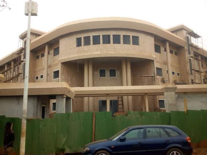 DisonsV's tweet photo. BCRG/KANKAN
Sous la gouvernance du @alphacondepresi, les travaux de construction de l'Agence Régionale de la Banque Centrale de la République de Guinée (#BCRG) dans la ville de  Kankan vont bon train. 
#Guinee #Kibaro #UE #UA
#Gouverner_autrement https://t.co/tPHxAUNh8J