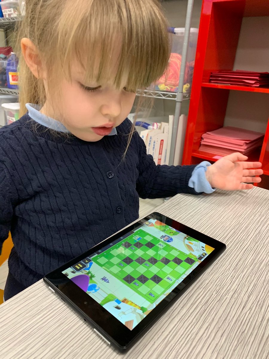 ChessMatec's tweet image. Guess who's not going to let covid stop them from playing and learning #Chess with the #ChessMatecApp? THESE GUYS!👇 Wish these awesome kids from our project in Canada good luck in the comments!💕