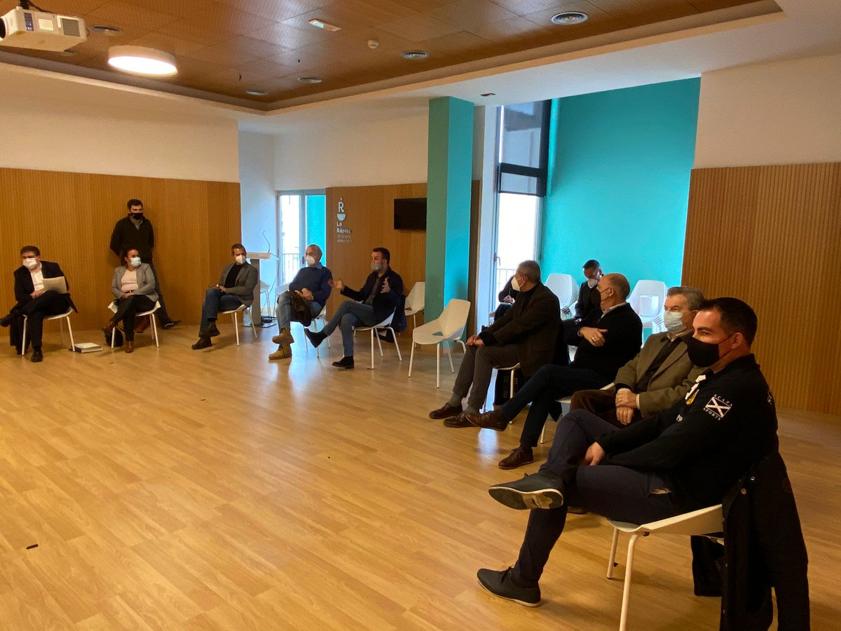 lluis_soler's tweet photo. Reunió Taula Consens amb consellers @damiacalvet i @TeresaJorda per valorar Pla Protecció Delta de @mitecogob. He aprofitat per manifestar indignació #Deltebre per pèrdua línia costa, i per l'afectació sectors productius i turístic, amb la greu situació urbana que deixa Riumar😡 https://t.co/M7GTax49Oc