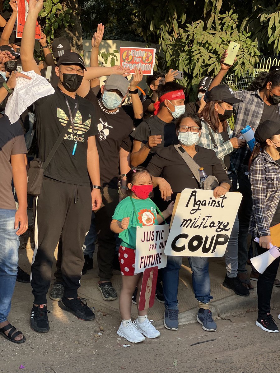 deedeevlog's tweet photo. 5 years old girl came to protest against military coup in front of UN Office in Yangon for her freedom, please don’t be afraid fellow citizens let’s make a change. They messed with the wrong generation!! 
#justicformyanmar  #freedomformyanmar #unitednationmyanmar https://t.co/G52UowOw26